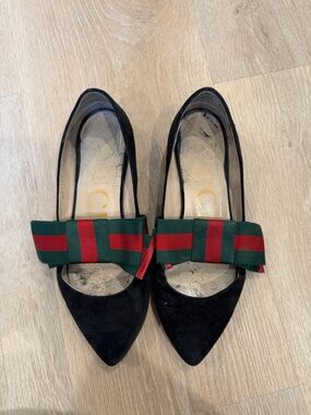 Gucci Black Pointed Flats with Green & Red Bow